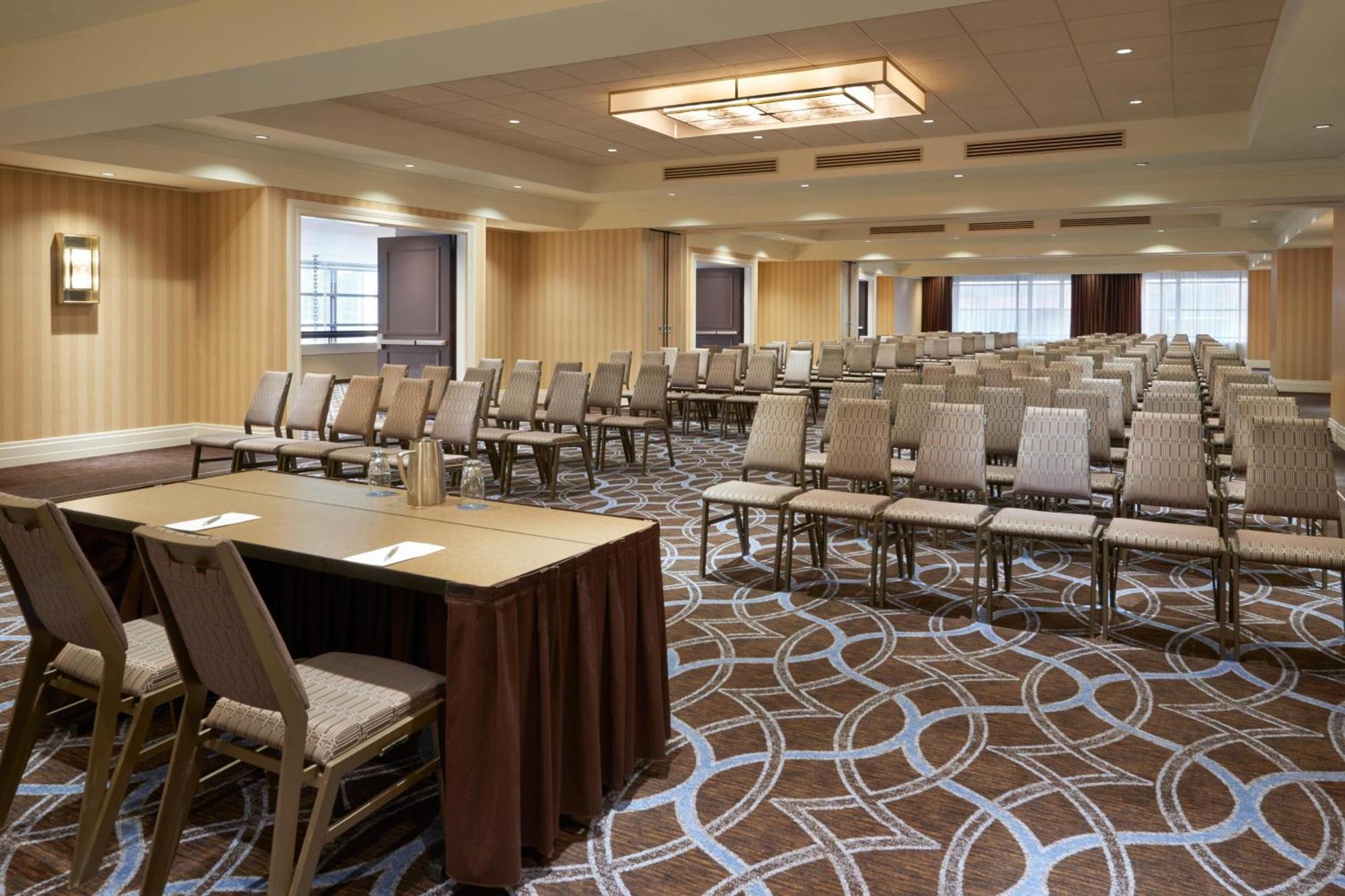 Le Centre Sheraton Hotel